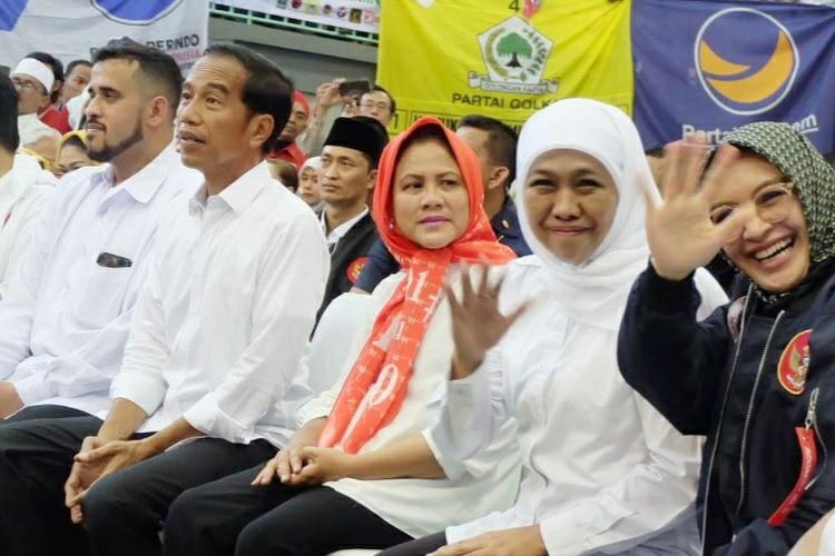 Jokowi diapit Hadi Zainal Abidin dan Iriana Jokowi di GOR Kedopok.