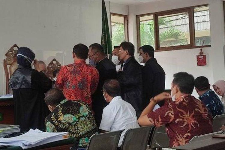 Suasana sidang dengan terdakwa eks Bupati Cirebon, Sunjaya Purwadi Sastra, di Pengadilan Negeri (PN) Bandung, Senin (27/3/2023). 