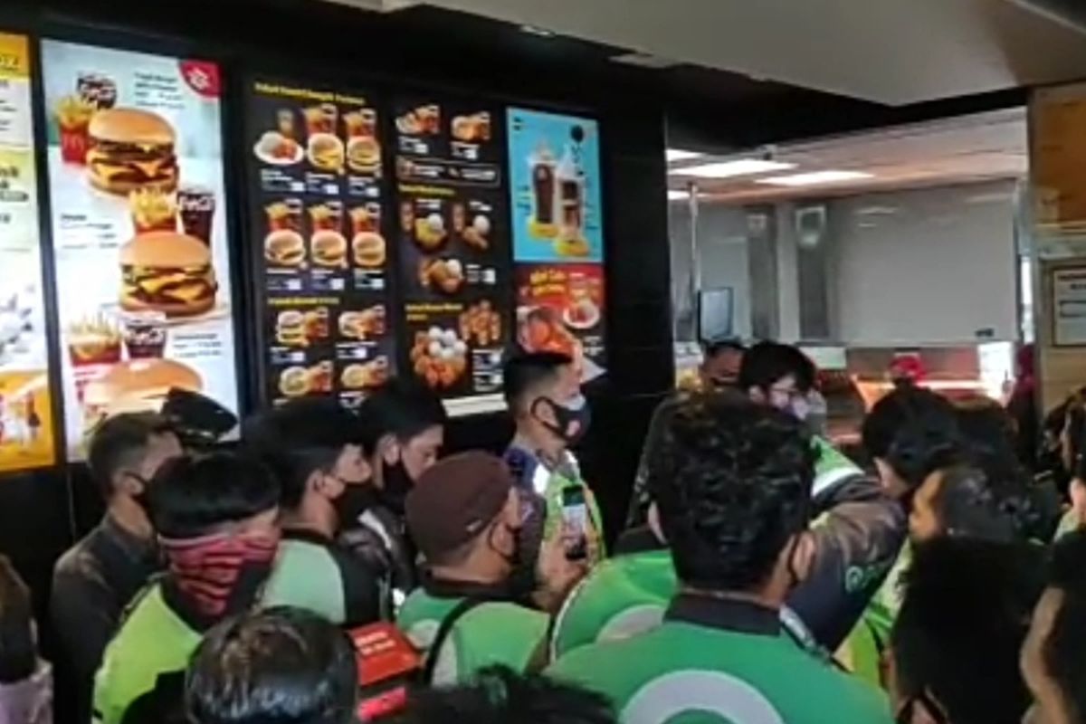 Ratusan ojek online menumpuk di gerai McDonald's cabang Kedaton untuk mengambil pesanan promo BTS Meal, Rabu (9/6/2021).