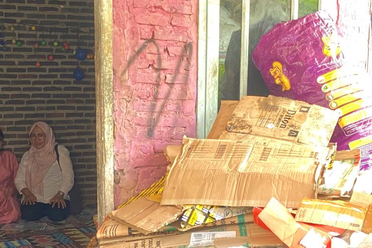 Gina (pakaian pink) yang dikabarkan dikeluarkan dari sekolah karena di-bully saat ditemui di rumahnya, Rabu (22/10/2025).