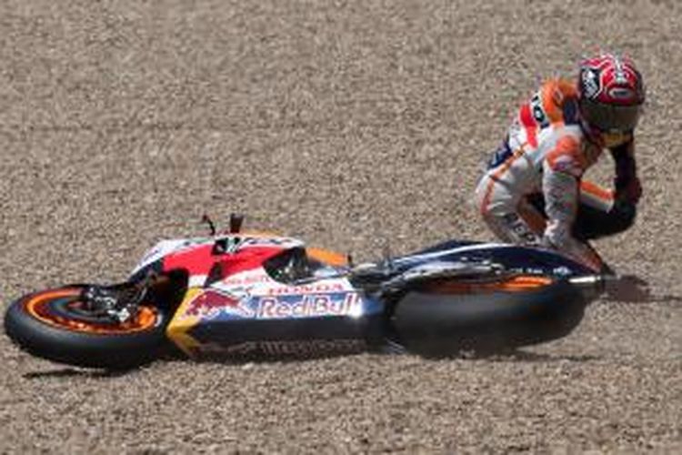 Pebalap Repsol Honda asal Spanyol, Marc Marquez, terjatuh saat menjalani sesi latihan bebas keempat GP Spanyol di Sirkuit Jerez, Sabtu (2/5/2015).