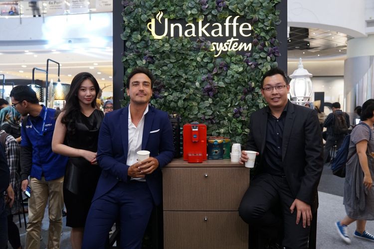 Hamish Daud, brand ambassador Unakaffe System bersama Christeven Mergonoto, Direktur Kapal Api Global dengan mesin pembuat kopi
