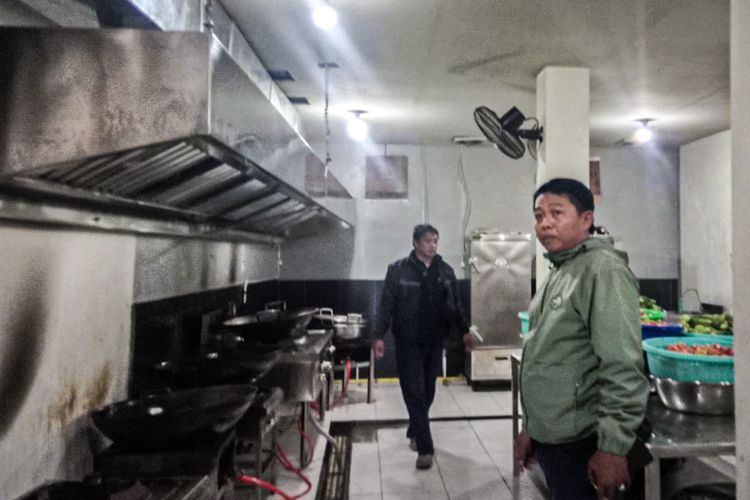 Kondisi dapur penyedia Makan Bergizi Gratis (MBG) milik Satuan Pelayanan Pemenuhan Gizi (SPPG) Panyandaan di Desa Jambudipa, Kecamatan Cisarua, Kabupaten Bandung Barat (KBB), Jawa Barat pasca ratusan siswa SMPN 1 Cisarua keracunan, Selasa (14/10/2025).
