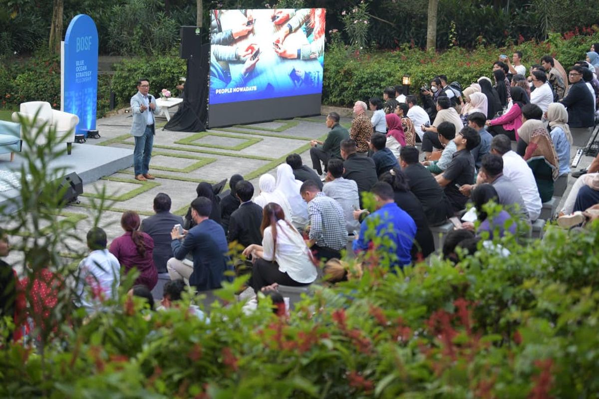 Gubernur Jawa Barat (Jabar) Ridwan Kamil saat menjadi pembicara Blue Ocean Strategy Fellowship dengan tema ?Bridging the Gap: West Java?s Rural Development Effort to Improve Livelihood, di Kampus School of Government and Public Policy (SGPP), Kabupaten Bogor, Rabu (31/5/2023).
