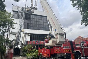 Tower Setinggi 15 Meter di Atas Gedung Sekolah Perhotelan Surabaya Ambruk