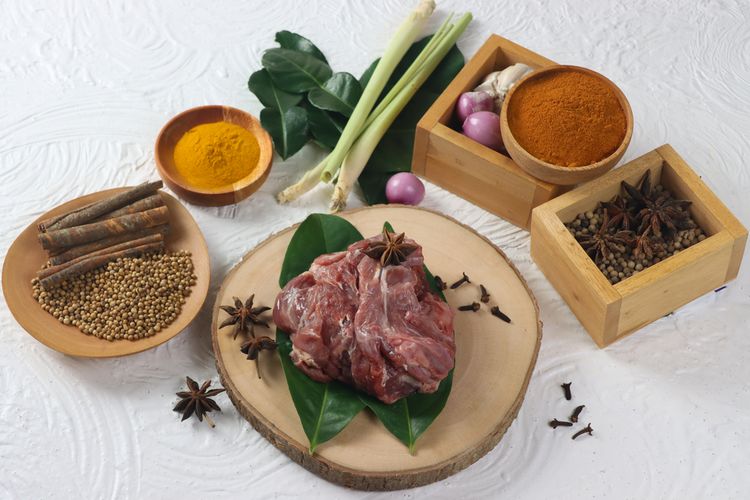 Ilustrasi daging kambing mentah yang akan dimasak dengan rempah khas Indonesia. 