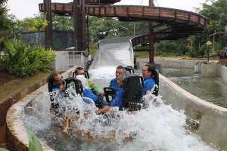 Wahana Hydrolift di Jungleland Sentul, Bogor, Jawa Barat, Sabtu (5/3/2016).