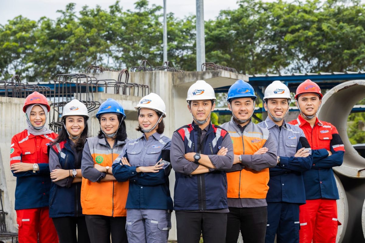 Para pekerja PT Waskita Beton Precast Tbk (Waskita Beton Precast/ WSBP). 