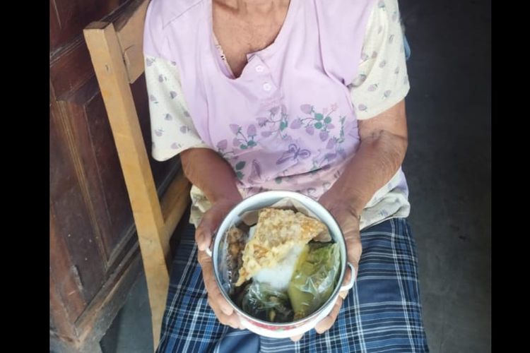 Salah satu lansia penerima program Rantang Berkah di Purbalingga, Jawa Tengah menerima bantuan makanan berupa nasi dan lauk pauk setiap hari.