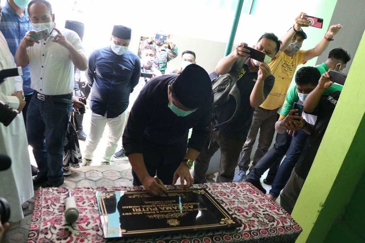 Bupati Sumedang H Dony Ahmad Munir meresmikan asrama putri di Pondok Pesantren Darul Hikmah Sukawangi, Tanjungkerta, Sumedang, Jawa Barat, Minggu (29/11/2020). AAM AMINULLAH/KOMPAS.com