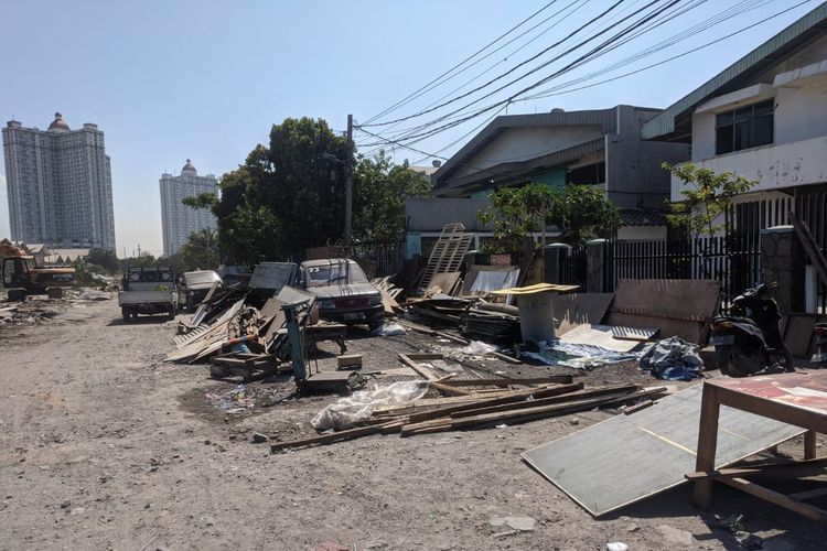 Pondokan yang dibangun warga terdampak penggusuran Sunter Agung, Tanjung Priok, Jakarta Utara dibongkar.