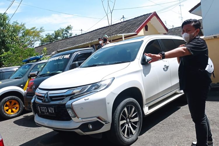 Mobil Dinas Mitsubishi Pajero milik Bupati Bojonegoro yang hendak dibawa kabur ke Bekasi oleh tersangka dan berhasil ditangkap di perbatasan Bojonegoro -Ngawi. Jum'at (22/4/2022)
