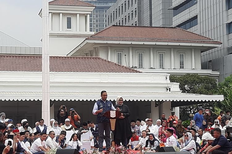 JAKARTA, KOMPAS.com - Gubernur DKI Jakarta Anies Baswedan mengucapkan salam perpisahan bagi warga Jakarta di hari terakhir masa jabatannya. Ucapan perpisahan itu dilaksanakan di Balai Kota DKI Jakarta, Gambir, Jakarta Pusat, Minggu (16/10/2022) siang. Pantauan di lokasi, Anies didampingi sang istri, Ferry Farhati di panggung saat mengucapkan salam perpisahan itu.