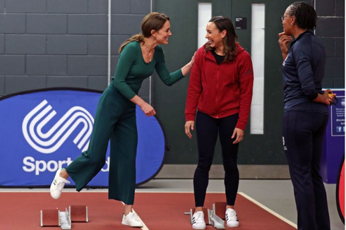Tampil Sporty, Kate Middleton Pakai Sweater Mango dan Kulot Zara