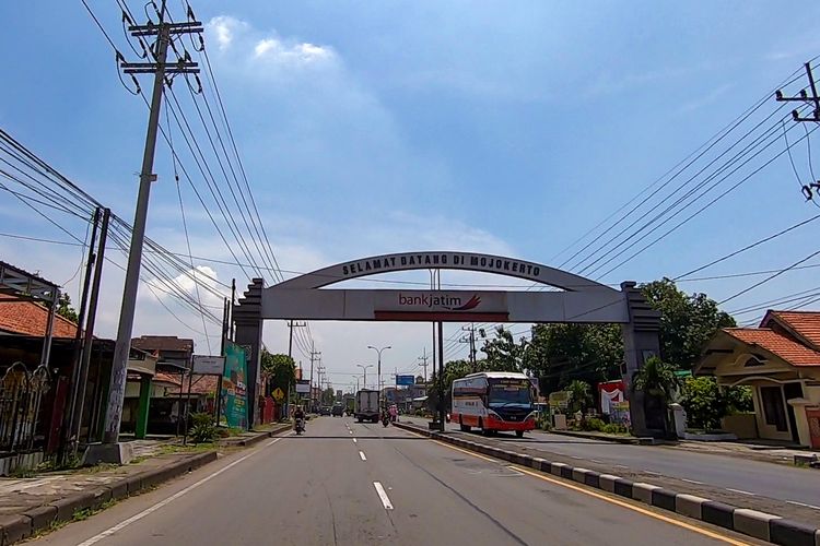 Jalan utama Jombang-Mojokerto.