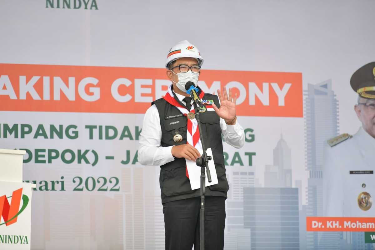 Gubernur Jawa Barat Ridwan Kamil saat peletakan batu pertama underpass Jalan Dewi Sartika, Kota Depok, Senin (14/2/2022).