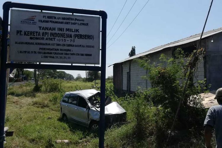 Kendaraan mini bus ringsek setelah tertabrak kereta api di kawasan Kecamatan Kraton, Kota Pasuruan, Kamis (11/8/2022).