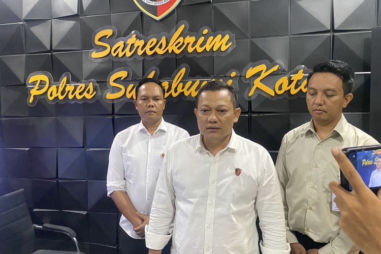 AKP Bagus Panuntun (tengah) kasat Reskrim Polres Sukabumi Kota, saat memberikan keterangan atas kasus dugaan penyerangan oleh OTK terhadap kelompok Vespa di Sukabumi. Senin ?28/10/2024). Malam.