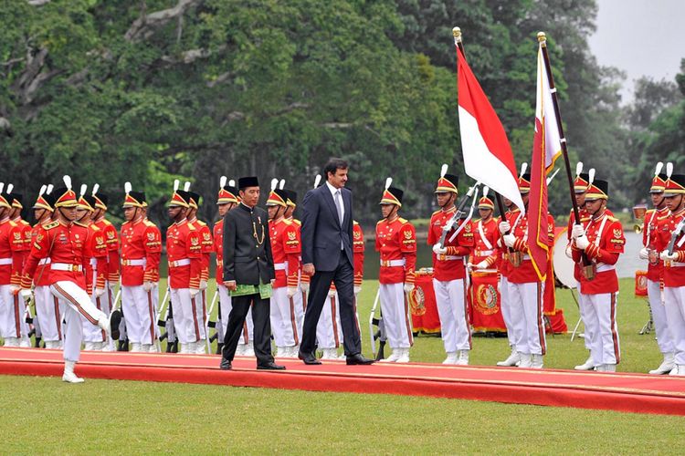 Presiden Joko Widodo mendampingi Emir Qatar Syekh Tamim bin Hamad bin Khalifa al-Tsani saat kunjungan kenegaraan di Istana Presiden Bogor, Jawa Barat, Rabu (18/10/2017).