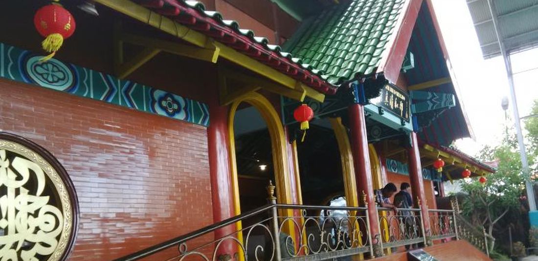 Lampu lampion dipasang di Masjid Cheng Ho Surabaya