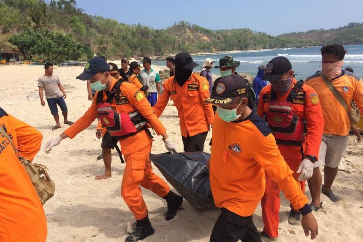 Jenasah Danang Lutfi Priyambhodo (17) Kuncen RT 012 RW 003 Karangduren, Tengaran, Semarang, Jawa Tengah, korban laka laut Pantai Sendahan, Kecamatan Girisubo, Gunungkidul ditemukan (dokumentasi Basarnas)