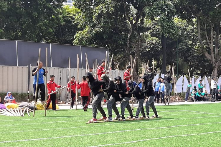 Permainan tradisional terompah panjang atau balap bakiak yang menjadi salah satu lomba dalam Pekan Kebudayaan Nasional (PKN) di Kompleks Istora Gelora Bung Karno, Jakarta, dari tanggal 7 sampai 13 Oktober 2019.
