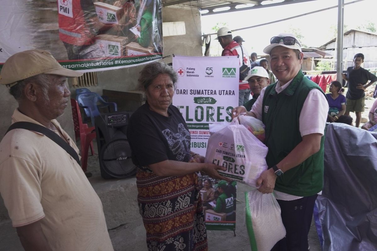 Corporate Affairs General Manager Musim Mas Yuandy, menyerahkan bantuan secara langsung kepada masyarakat terdampak gempa di Nagekeo, Nusa Tenggara Timur. Bersama PMI Sumatera Utara, Musim Mas menyalurkan dukungan kebutuhan dasar bagi 2.000 keluarga di Nagekeo, Ende, dan Sikka, berupa kebutuhan pangan dan sehari-hari serta perlengkapan pendukung bagi keluarga, anak-anak, dan lansia selama masa pemulihan.