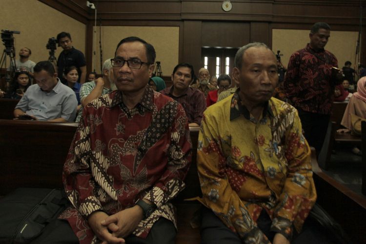 Terdakwa kasus pengadaan KTP elektronik (KTP-el) Irman (kiri) dan Sugiharto (kanan) menunggu waktu persidang dengan agenda pembacaan putusan di Pengadilan Tipikor, Jakarta, Kamis (20/7/2017). Majelis hakim menjatuhkan vonis tujuh tahun penjara dan denda Rp 500 juta subsider enam bulan kurungan untuk Irman, sedangkan Sugiharto dijatuhi hukuman lima tahun penjara dan denda Rp 400 juta subsider enam bulan kurungan karena keduanya terbukti menyalahgunakan kewenangan dalam proyek KTP-el. 