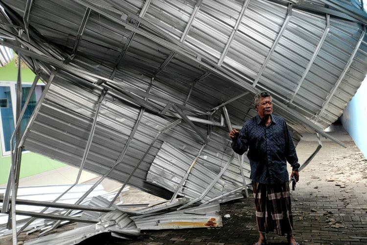 Totok Wahyudi menunjukkan atap baja ringan yang terbang sejauh 30 meter dan mendarat di lorong gang di samping rumahnya di Kelurahan Plosokerep, Kota Blitar, Kamis (20/1/2022)