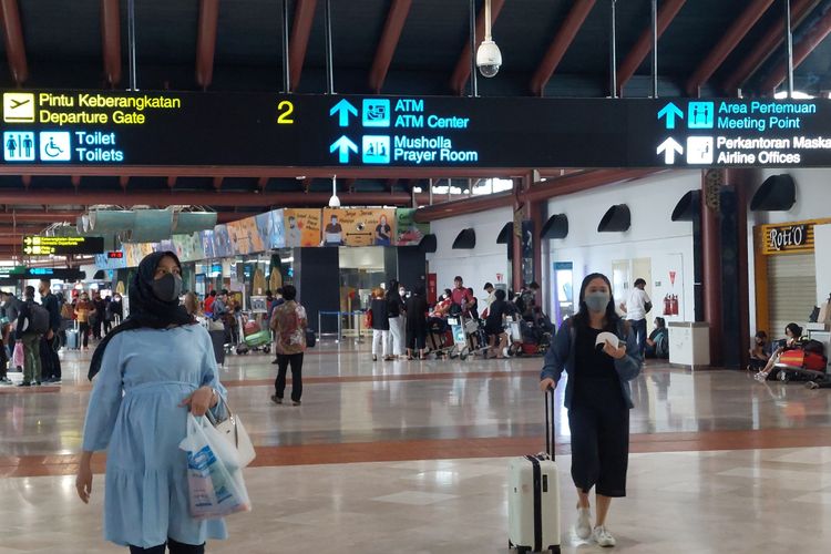 Dua hari menjelang Hari Raya Idul Fitri atau Lebaran, pergerakan penumpang di Bandara Internasional Soekarno Hatta, Tangerang, mulai menurun, Sabtu (30/4/2022).