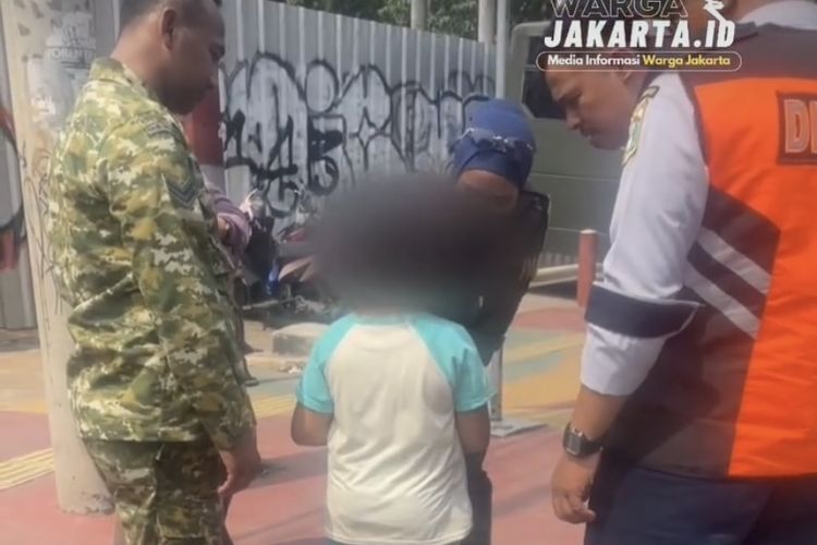 Ibu Disabilitas dan Anaknya Diduga Korban KDRT, Minta Tolong Petugas Dishub DKI di Jalan