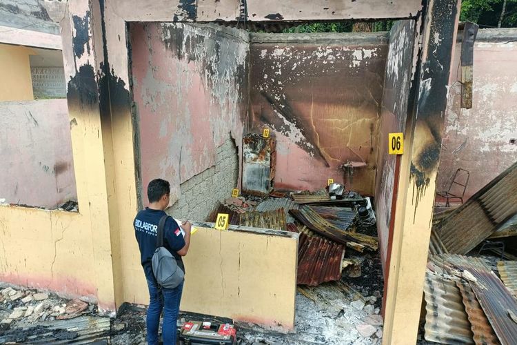 Kondisi terbaru Kantor Distrik Kramomongga Kabupaten Fakfak Papua Barat pasca dibakar massa sekitar 25 orang