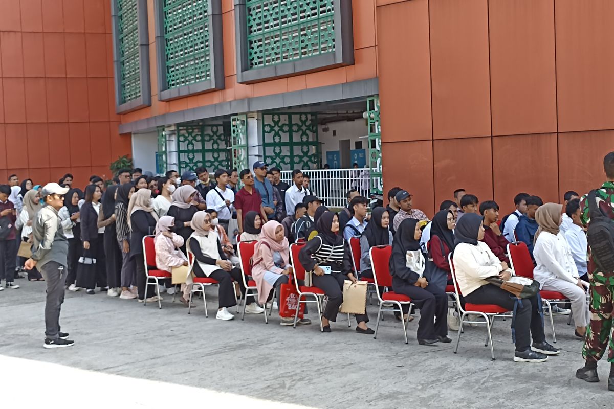 Pencari kerja mengikuti kegiatan bursa kerja