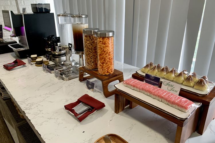 Isi Luxury Lounge meliputi ruang tunggu dengan sofa empuk, serta pojok camilan berisi keripik, jajan pasar, es teh, air putih, kopi, serta aneka pastry yang bebas diambil pelanggan.