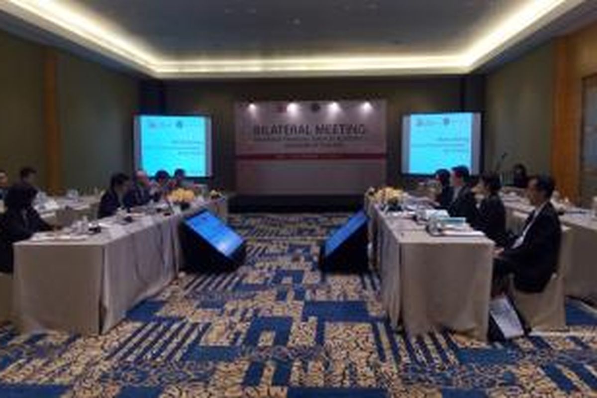 Suasana pertemuan bilateral antara Otoritas Jasa Keuangan (OJK) dengan Bank of Thailand di Nusa Dua, Bali, Jumat (11/12/2015)