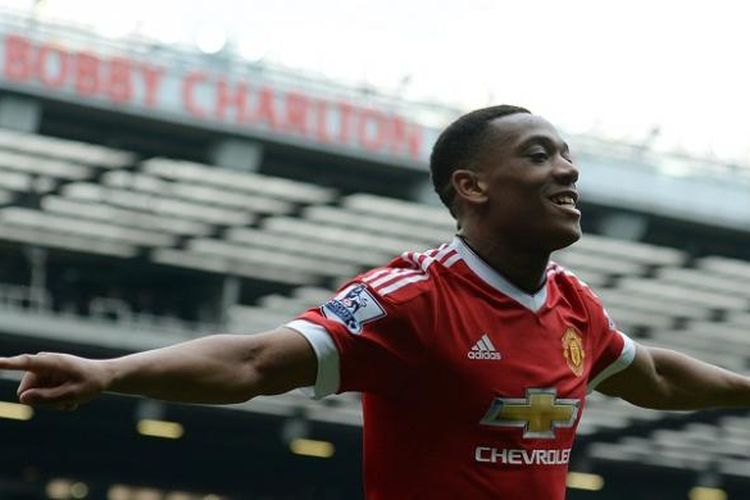 Pemain Manchester United, Anthony Martial, melakukan selebrasi usai membobol gawang Everton, pada laga Premier League di Stadion Old Trafford, Minggu (3/4/2016).