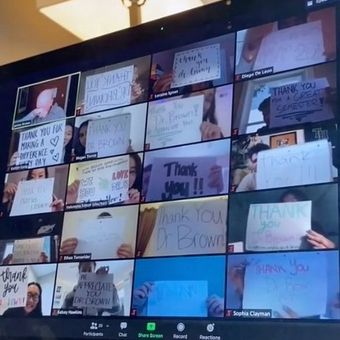 Tangkapan layar video TikTok yang merekam ucapan terima kasih kepada gurunya dari 19 siswa di Inggris lewat kelas online.