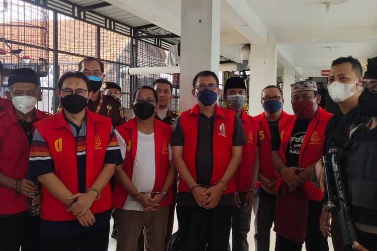 Bupati nonaktif Nganjuk Novi Rahman Hidayat (nomor empat dari kiri) bersama terdakwa dan terpidana lain saat dipindahkan dari Cabang Rutan Kelas 1 Surabaya ke Rutan Kelas II B Nganjuk, Rabu (16/3/2022). Foto: Kejari Nganjuk