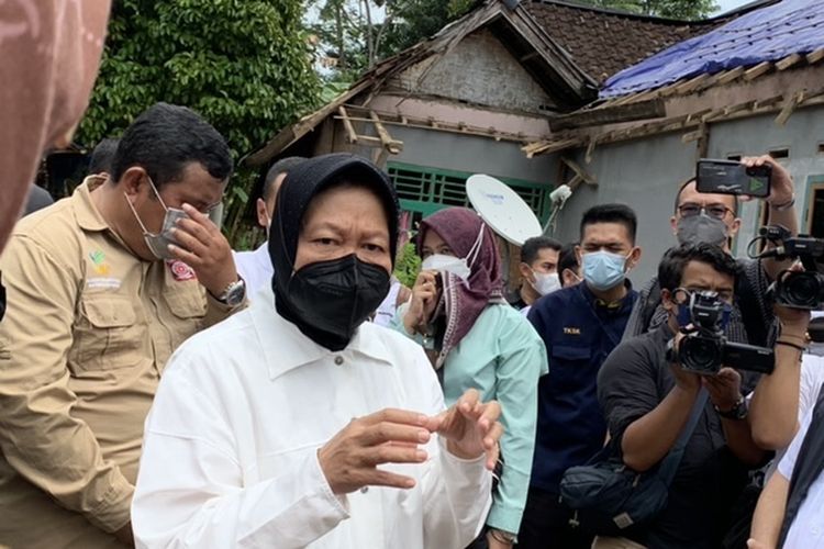 Menteri Sosial Tri Rismaharini saat melakukan peninjauan dampak gempa di Pandeglang, Banten, Senin (17/1/2022).