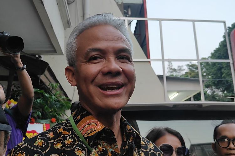 Eks calon presiden Ganjar Pranowo ditemui di kawasan Tebet, Jakarta Selatan, Jumat (10/5/2024).