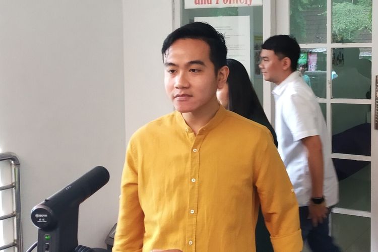 Putra sulung Presiden Jokowi, Gibran Rakabuming Raka seusai mengambil hasil rapor anak pertamanya, Jan Ethes Srinarendra di Solo, Jawa Tengah, Selasa (17/12/2019).