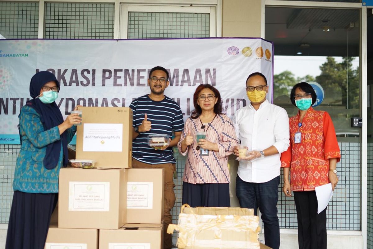 Relawan Kotak Oranye berikan bantuan makan ke RSUP Persahabatan, Sabtu (28/3/2020).