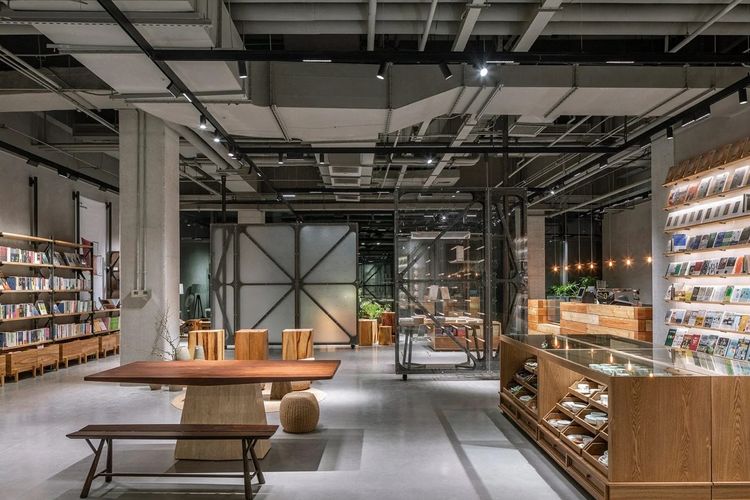 Interior di toko buku Mumokuteki Concept yang berlokasi di Beijing, China memiliki dinding berputar yang transparan sehingga bisa dipindahkan sesuai kebutuhan