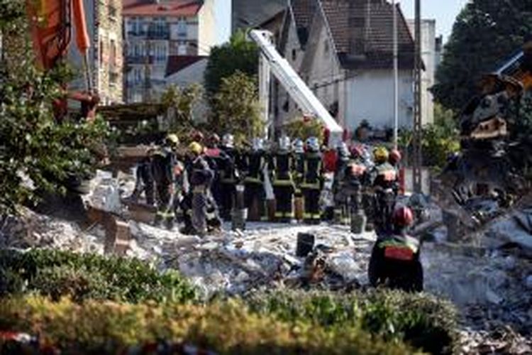 Tim penyelamat masih bekerja mencari korban apartemen runtuh di pinggiran kota Paris, Perancis. 