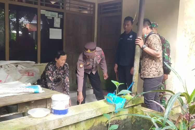 Polisi mengecek lokasi penemuan bayi di teras rumah warga Desa Banjarejo, Kecamatan Puring, Kebumen, Jawa Tengah, Jumat (3/2/2023)