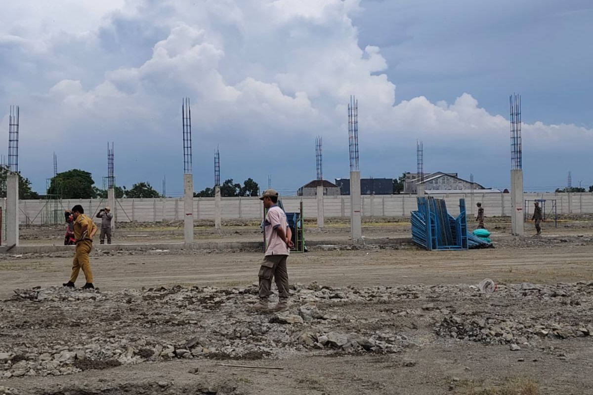 Satpol PP Pemkab Jombang, Jawa Timur, menghentikan pembangunan pabrik di Desa Gambiran, Kecamatan Mojoagung, Kabupaten Jombang, karena tidak mengantongi perizinan yang diperlukan, Selasa (30/9/2025).