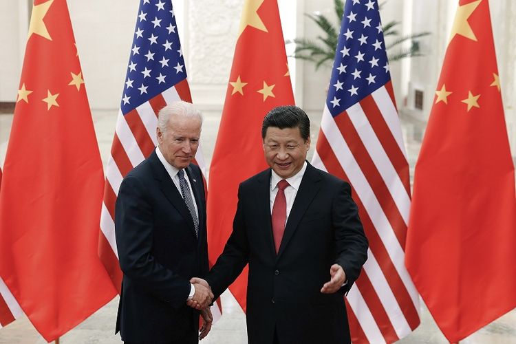 Dalam file foto 4 Desember 2013 ini, Presiden China Xi Jinping, kanan, berjabat tangan dengan Wakil Presiden AS Joe Biden saat mereka berpose untuk foto di Aula Besar Rakyat di Beijing. Saat orang Amerika merayakan dan juga ada yang marah atas presiden terpilih yang baru, Biden, banyak orang di Asia yang menyaksikan realitas pemerintahan Joe Biden dengan perasaan campur aduk.