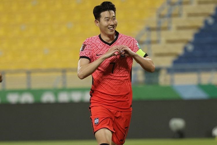 Penyerang Korea Selatan Son Heung-min berselebrasi setelah mencetak gol kedua selama pertandingan sepak bola Kualifikasi Piala Dunia Qatar 2022 zona Asia antara Irak dan Korea Selatan, di Stadion Thani Bin Jassim, pada 16 November 2021. 