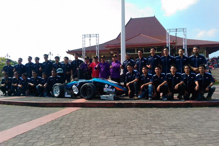  Mobil listrik karya mahasiswa Universitas Gadjah Mada (UGM) dipamerkan di hadapan mahasiswa baru di Lapangan Graha Sabha Pramana, Sabtu (12/8/2017). Rektor UGM, Panut Mulyono, sendiri yang memamerkan sekaligus meluncurkan mobil karya yang melibatkan mahasiswa dari berbagai jurusan tersebut.