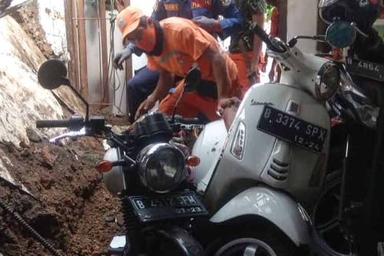 A landslide in South Jakarta's Jagakarsa neighborhood in the early hours of Friday (5/2/2021). The landslide is one of two to hit South Jakarta, along with another that his the Pejaten district 